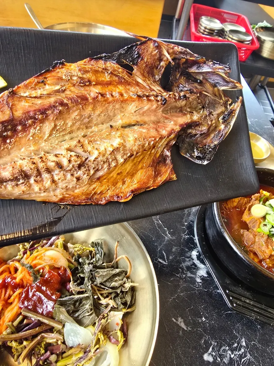 뚝배기에 끓여 나온 묵은지 청국장