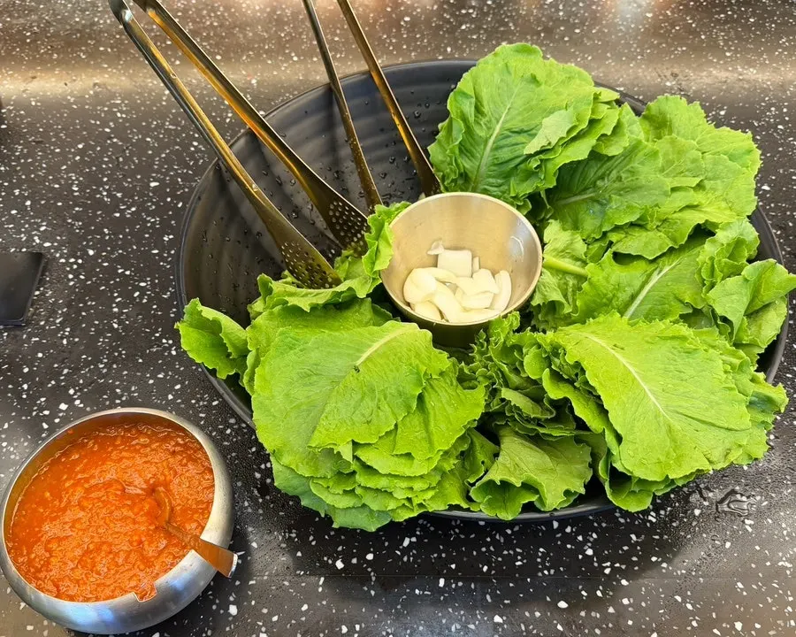 셀프바에 채워진 나물 반찬들