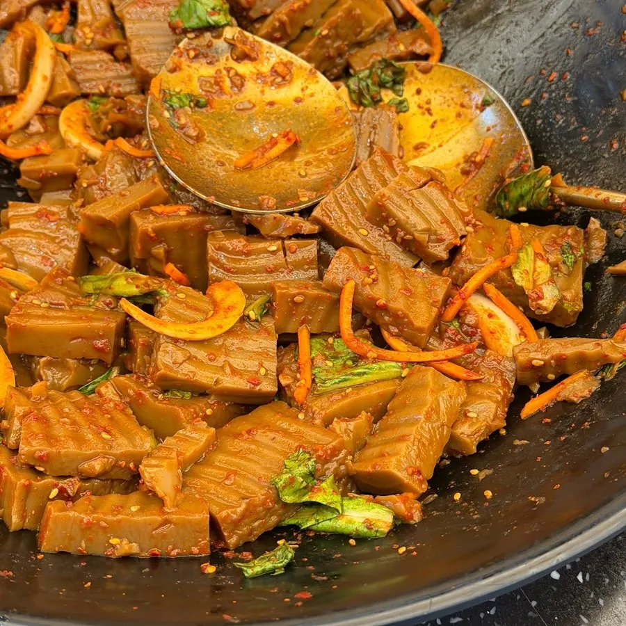 비빔밥 재료로 담은 나물 반찬 접시