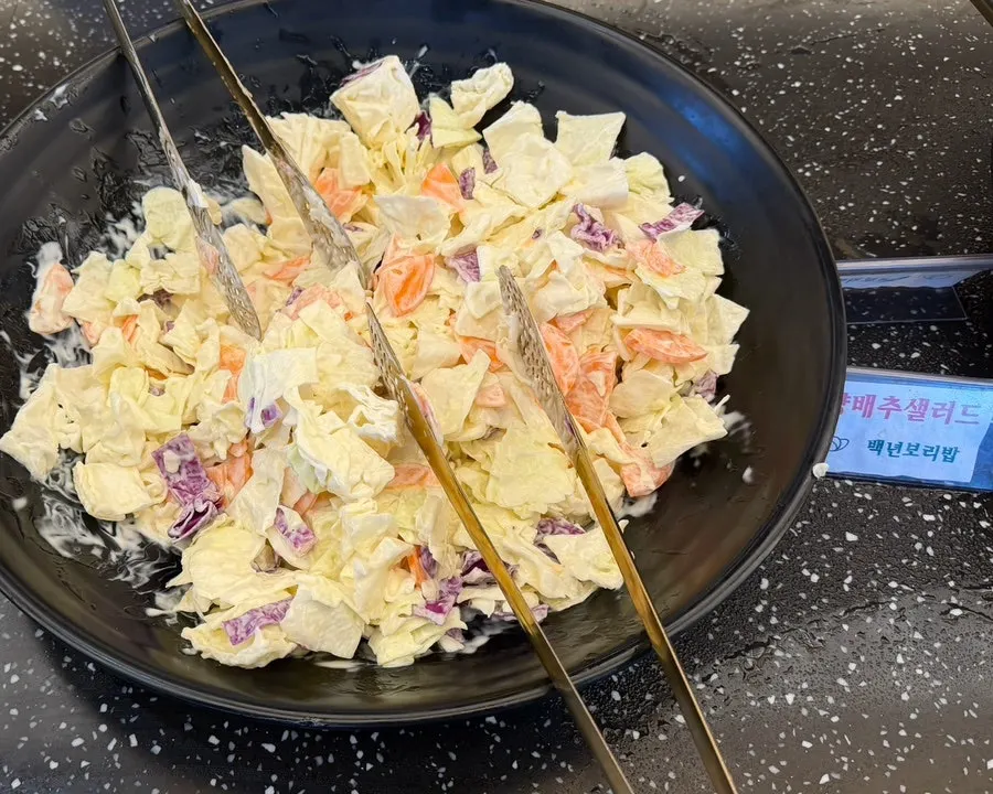 잡채와 장조림이 놓인 셀프바