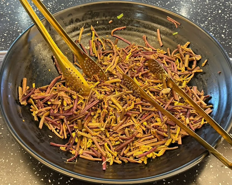셀프바에서 담아온 반찬 한 접시