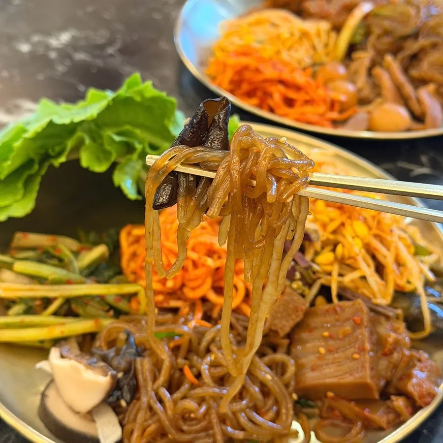 야채와 버섯이 푸짐한 잡채 한 접시