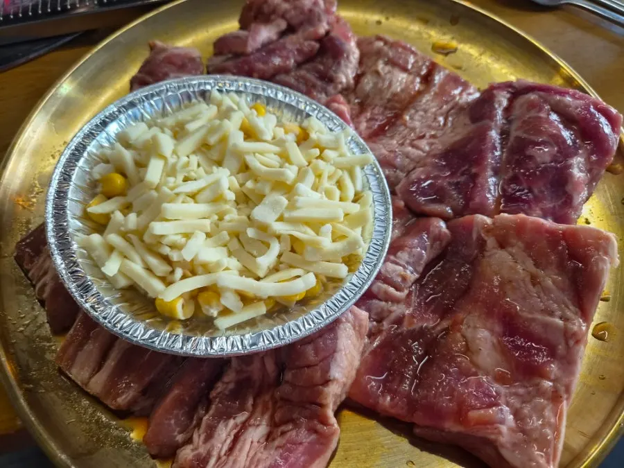 콘치즈와 함께 나온 양념돼지왕갈비 3인분