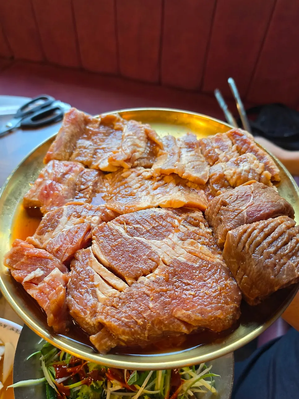 양념왕갈비와 목살스테이크 생고기 접시