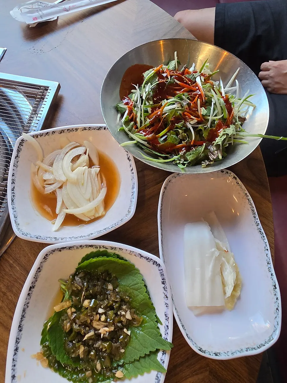 백김치와 쌈 채소가 놓인 기본 상차림