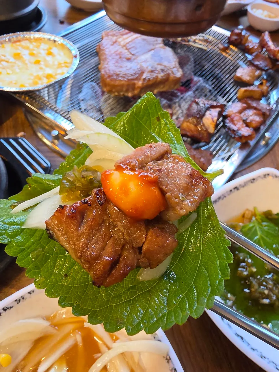 구운 양념돼지갈비와 백김치 쌈