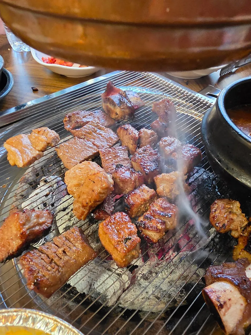 구워진 목살스테이크 단면