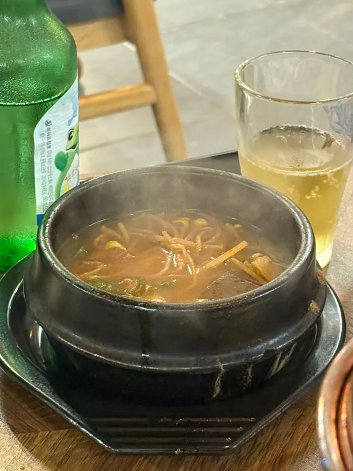 양파절임과 파절임 등 밑반찬