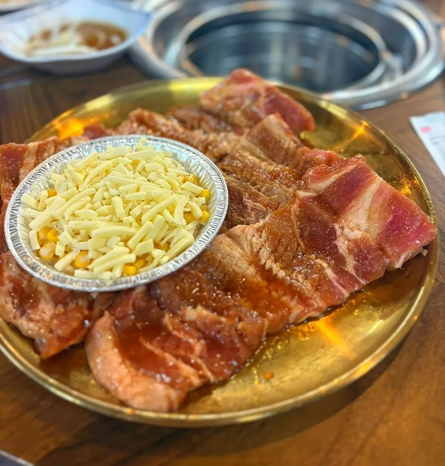 접시에 담긴 양념 돼지갈비 생고기