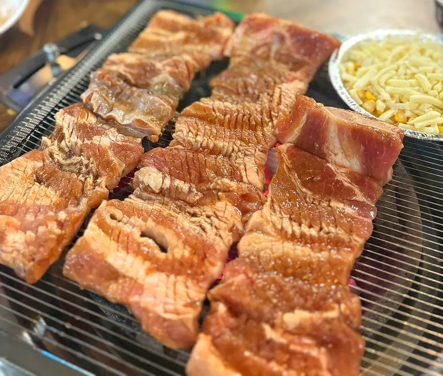 숯불 불판에 올린 양념 돼지갈비