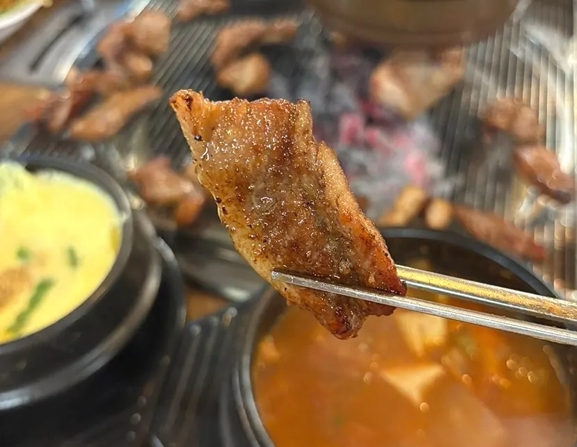 추가 주문한 계란찜과 구워진 갈비