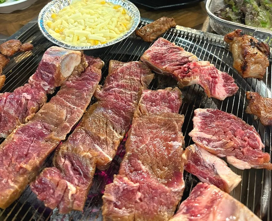 불판 위 소 양념갈비