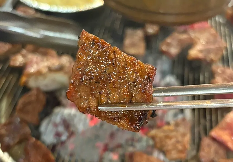 구워진 소 양념갈비 한 점