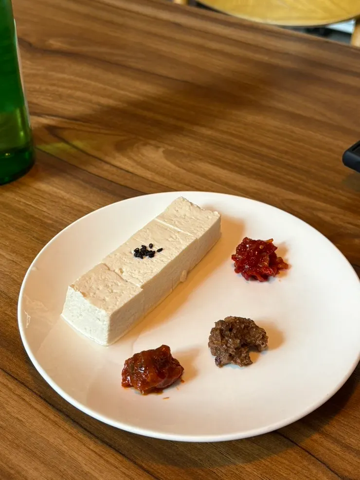 기본 반찬으로 나온 두부와 토핑 접시