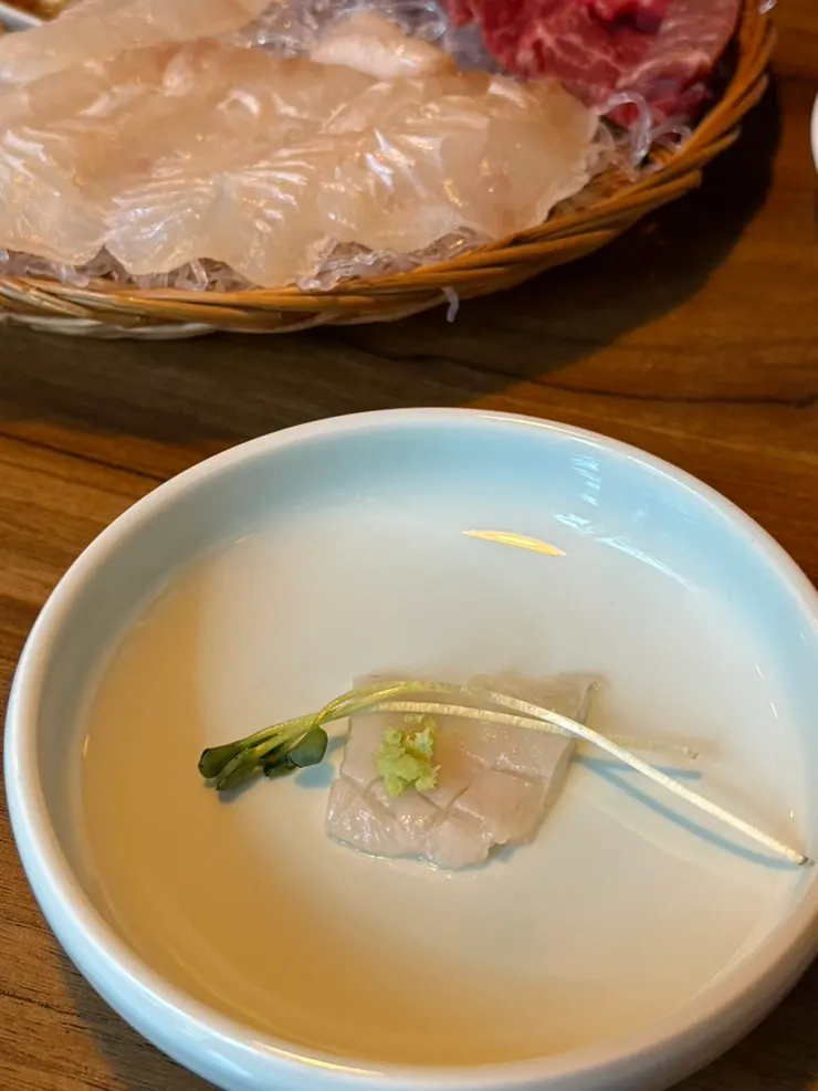 바구니에 담긴 광어회
