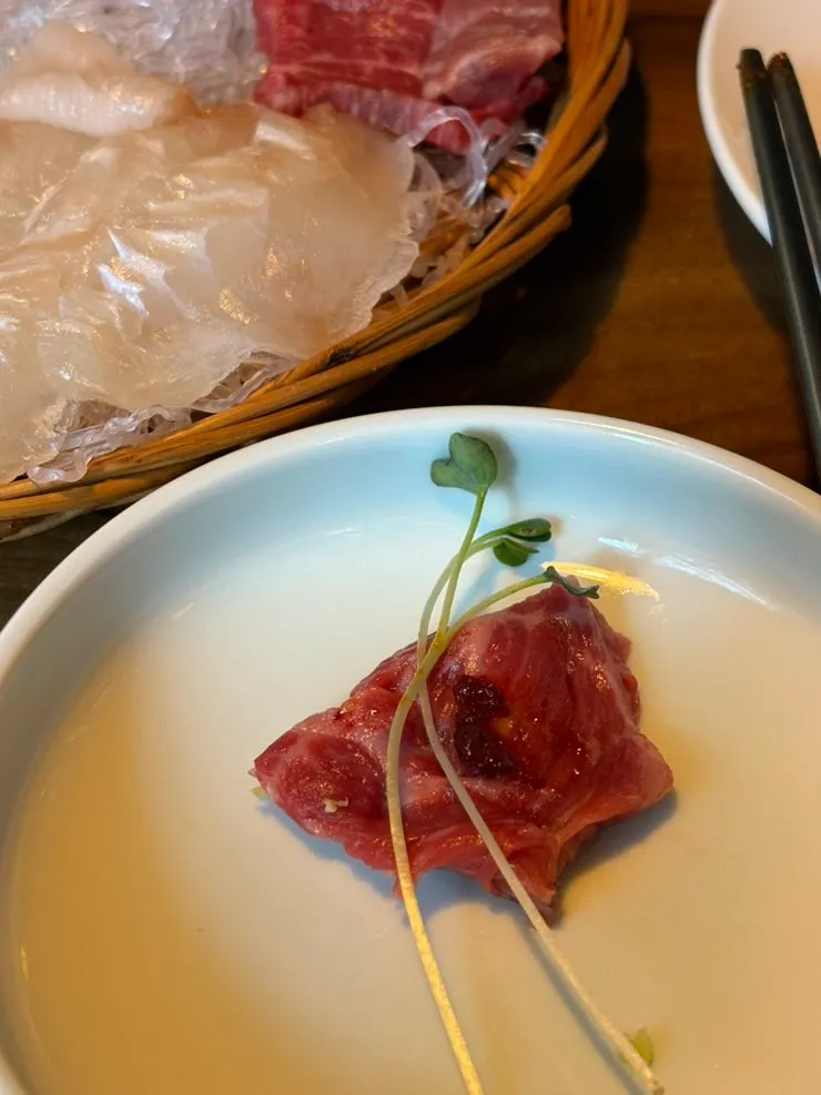 육사시미 한 점을 집은 모습
