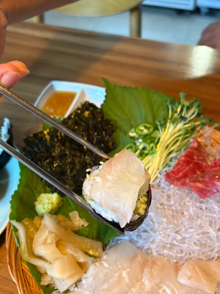 오이김밥 위에 회를 올린 모습
