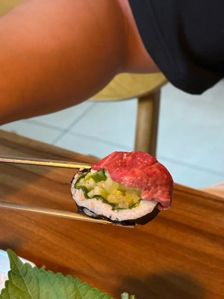 오이김밥과 회 조합 한 입