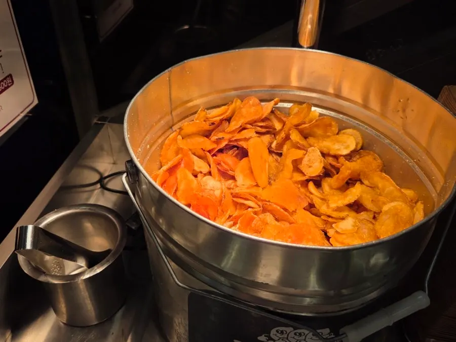 In-store potato chip and sauce self-bar