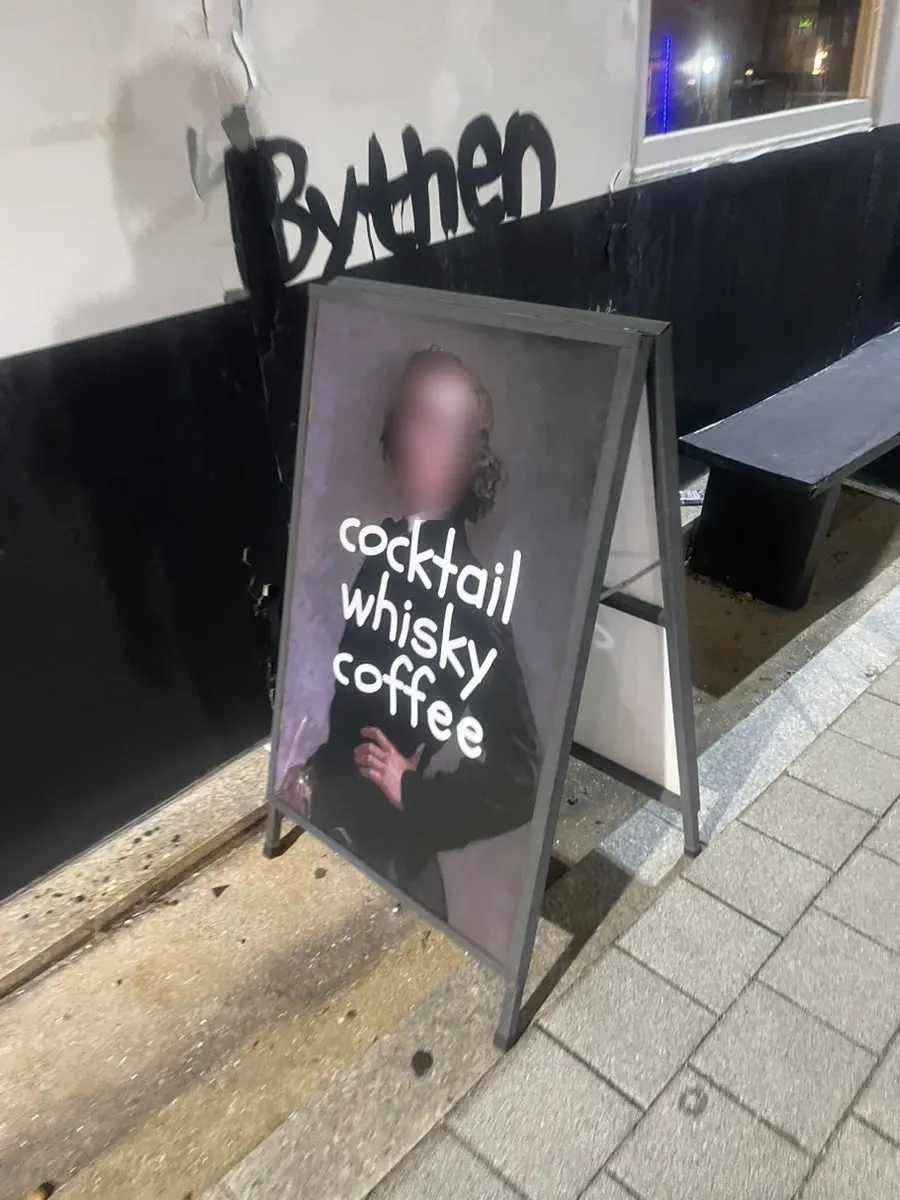 간판 없는 새하얀 바이덴커피바 건물 외관