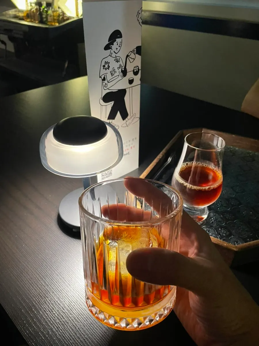 다른 잔에 따라 마시는 핸드드립 커피 구성