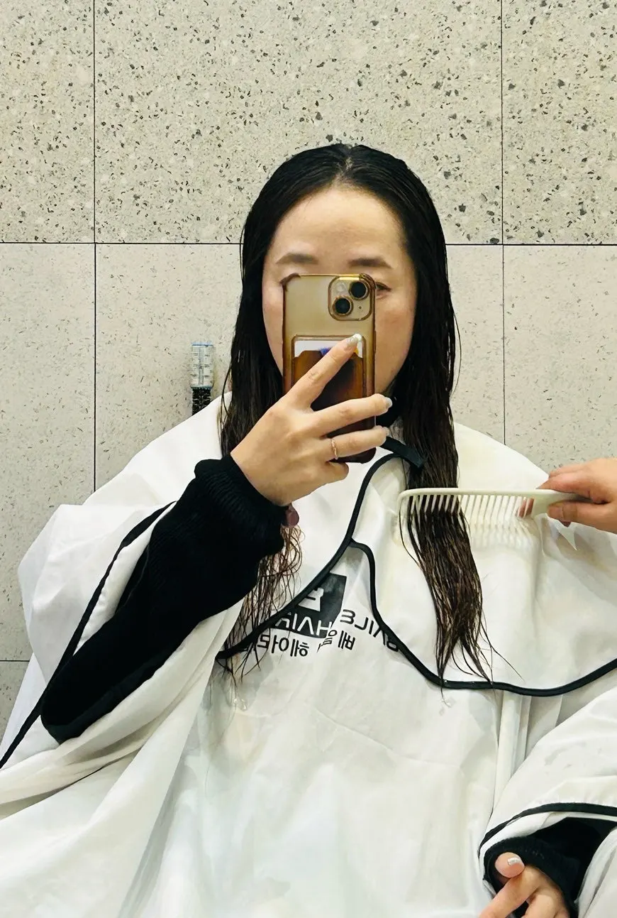 Cutting the hair to collarbone length