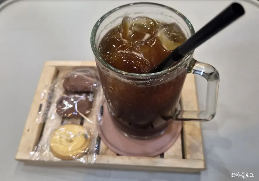 대기 중 제공된 음료와 간단한 간식