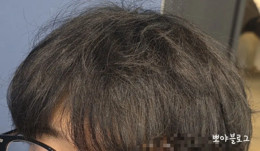 컷과 펌을 마친 남자 머리 정면
