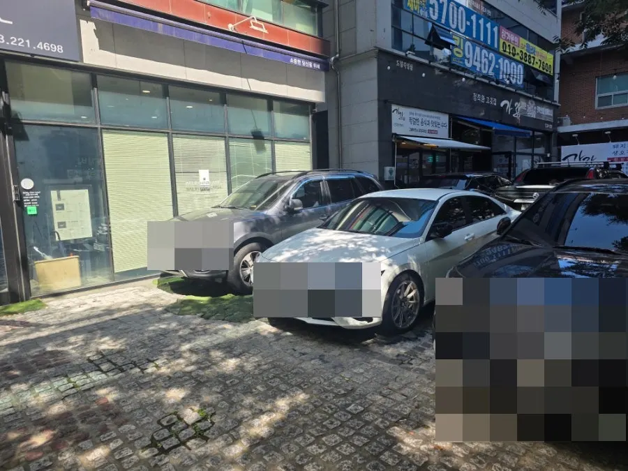 매장 앞에 마련된 주차 공간