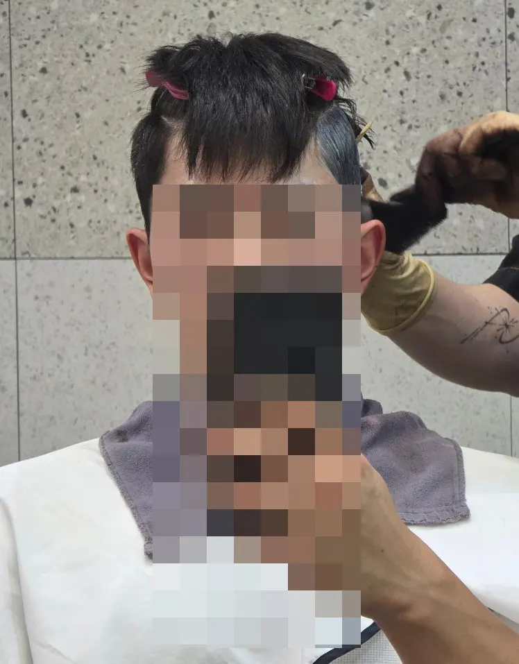 커트 후 다운펌 약을 바르는 모습