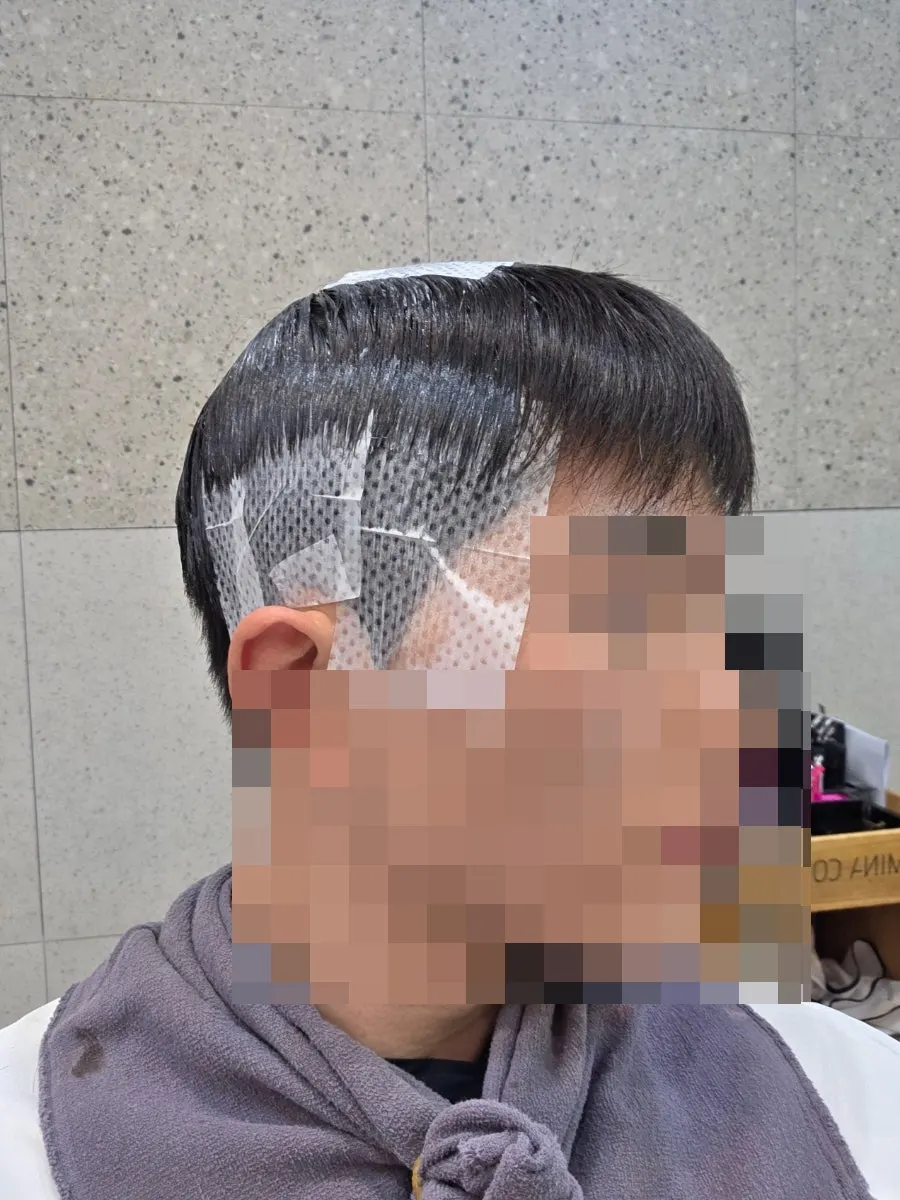 두상에 맞춰 다운펌을 진행하는 디자이너