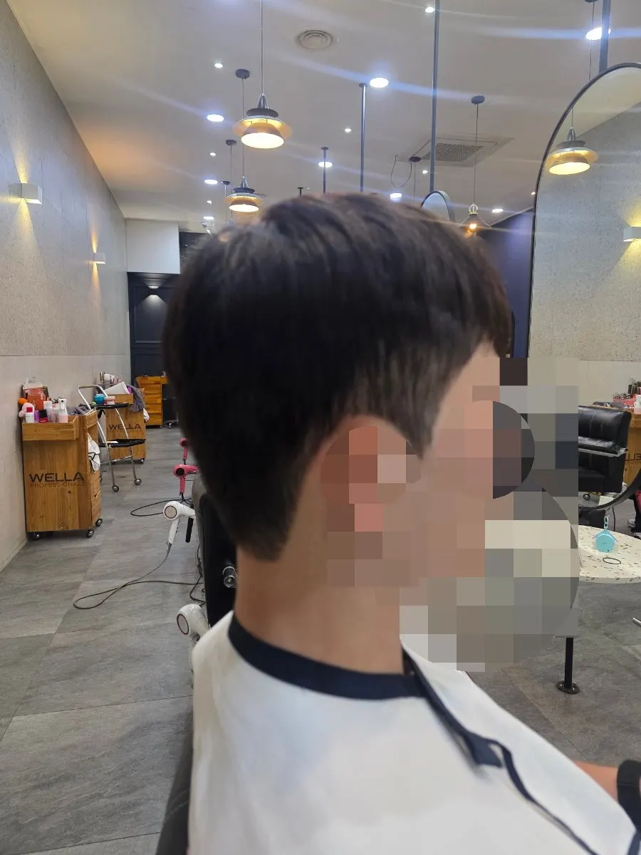 다운펌 후 정리된 옆머리