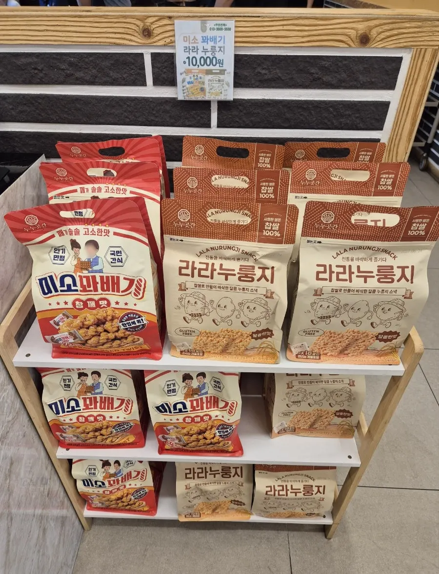Dining hall crowded with lunchtime customers
