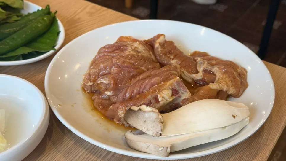 반찬과 양념돼지갈비 한 상