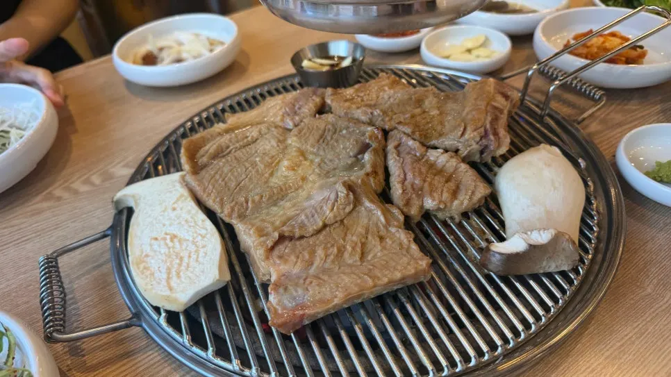 불판에서 익는 양념갈비