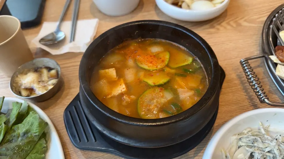 밥과 쌈장을 곁들인 갈비