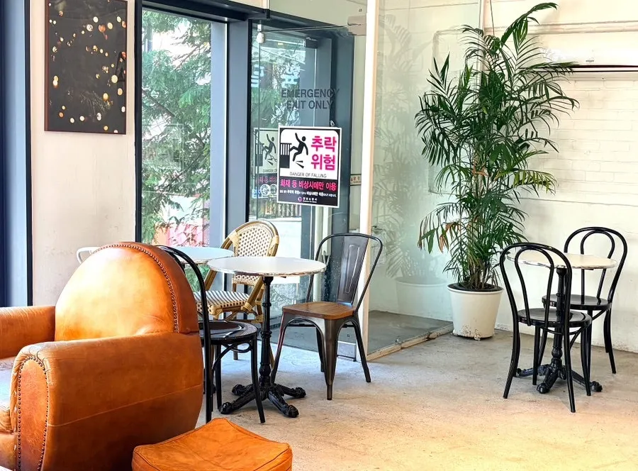 View of Bakerist Brown along the Gangnam-daero alley