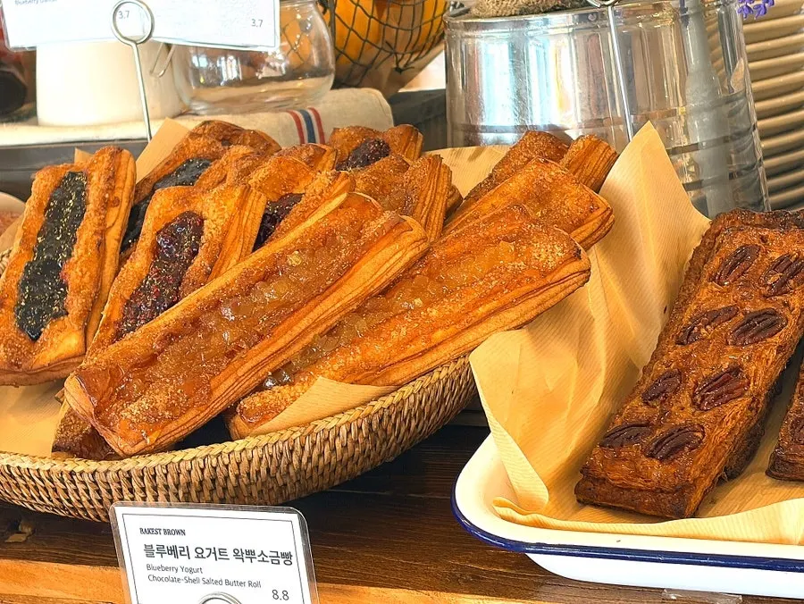 Wakppu salt bread and various salt bread flavors on display
