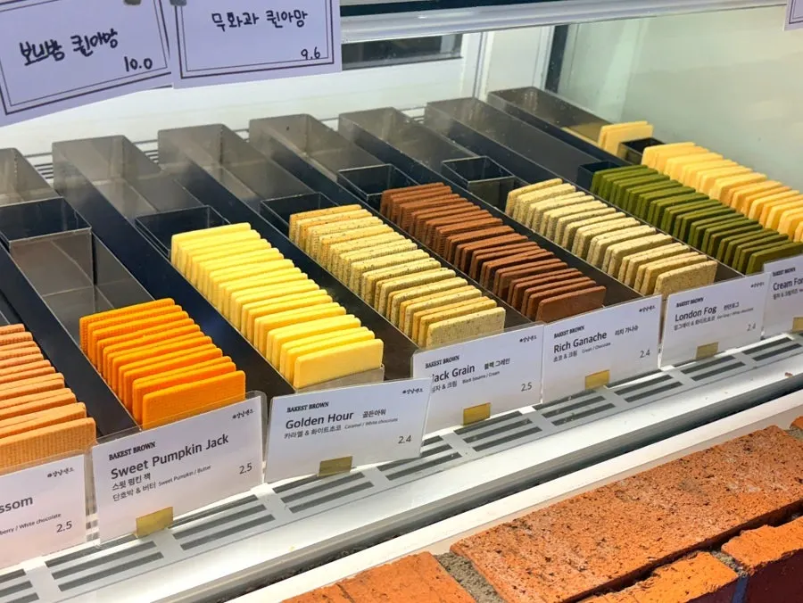 Egg tarts in the display case