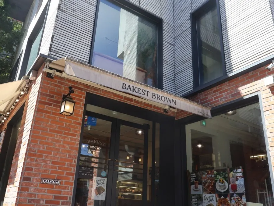 Bakerist Brown exterior in the alley behind Gangnam Station CGV