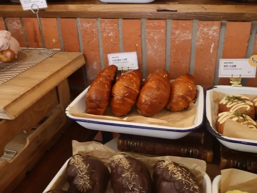 Interior atmosphere of the Sinnonhyeon Station bakery café