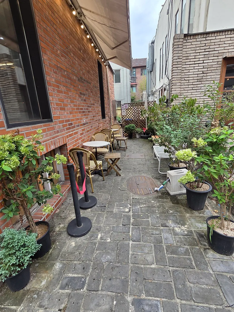 Outdoor seating at Bakerist Brown