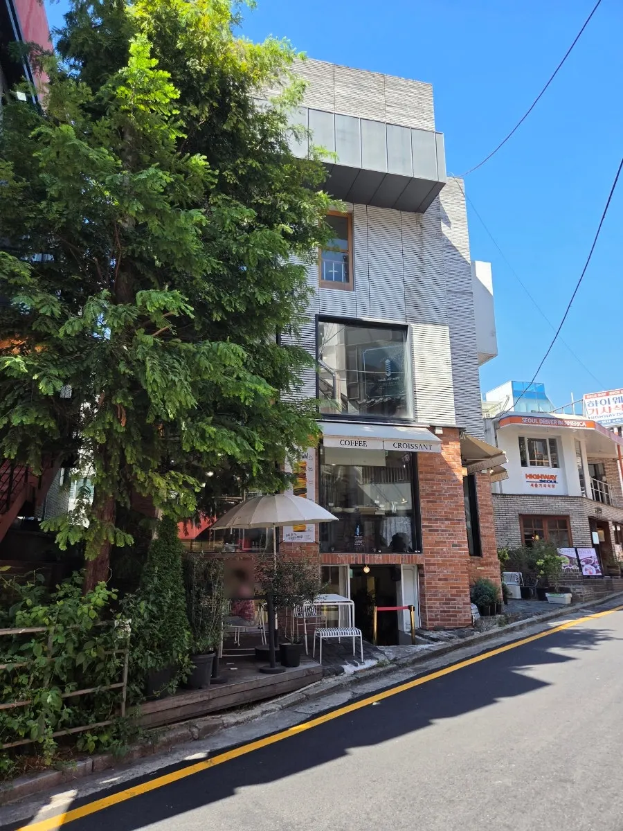 강남대로 골목의 베이커스트 브라운 건물 외관