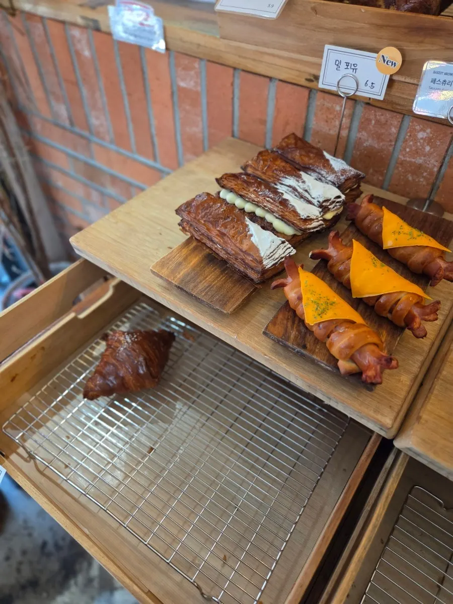 크림브륄레 소금빵과 명란 소금빵 진열대