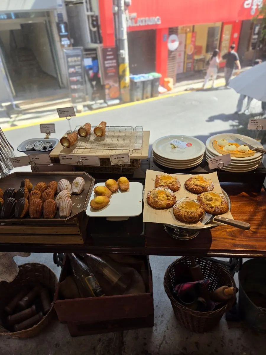 사과 후렌치파이와 뺑오쇼콜라가 놓인 매대