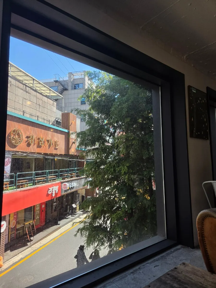 베이커스트 브라운 2층 창가에서 보이는 강남 뷰