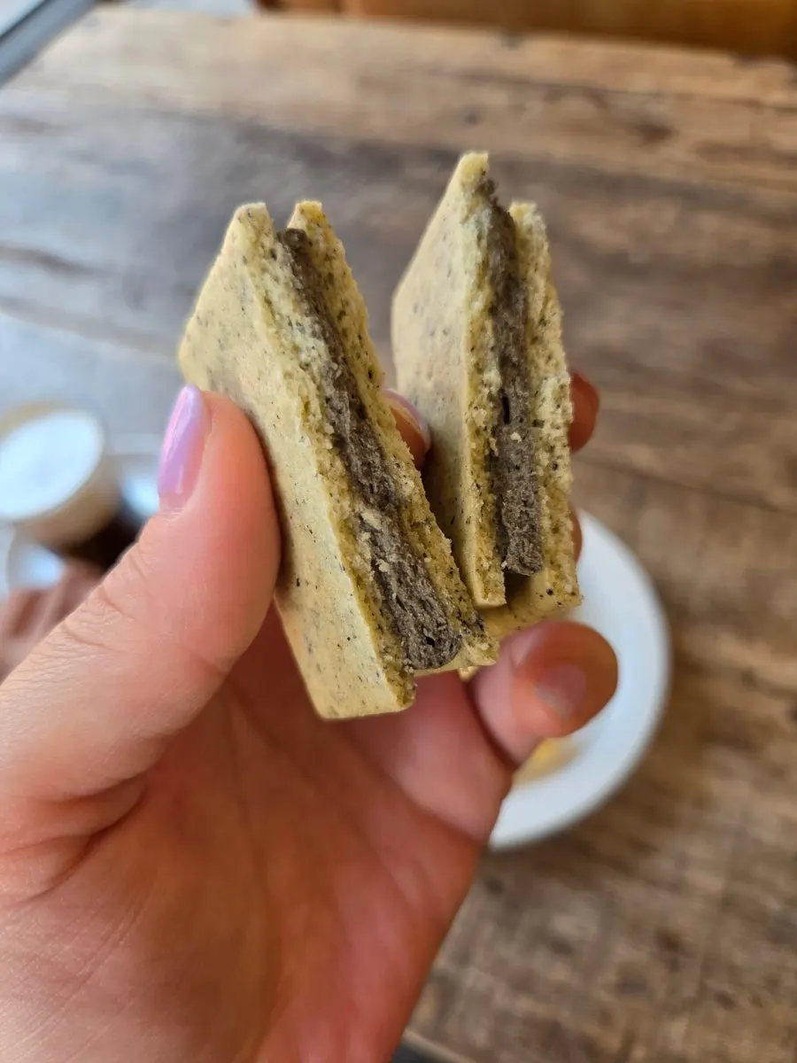 반으로 갈라 크림이 보이는 강남샌드