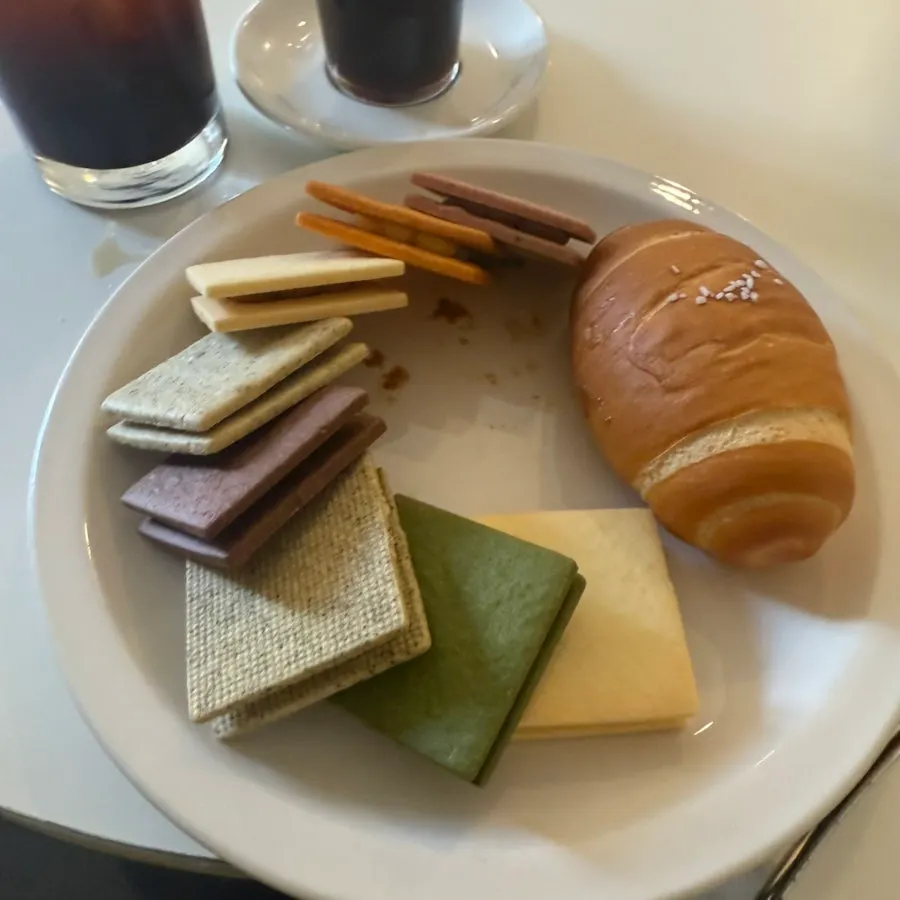 소금빵과 강남샌드세트, 소금우유커피 상차림