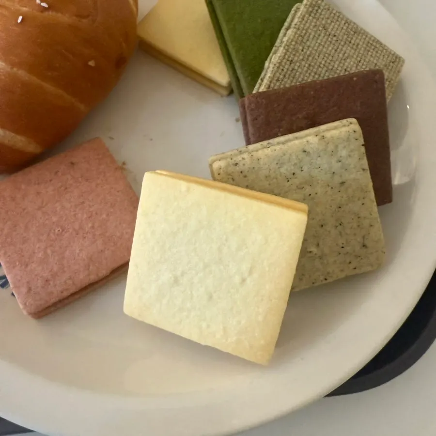 황치즈 필링이 가득한 강남샌드 단면