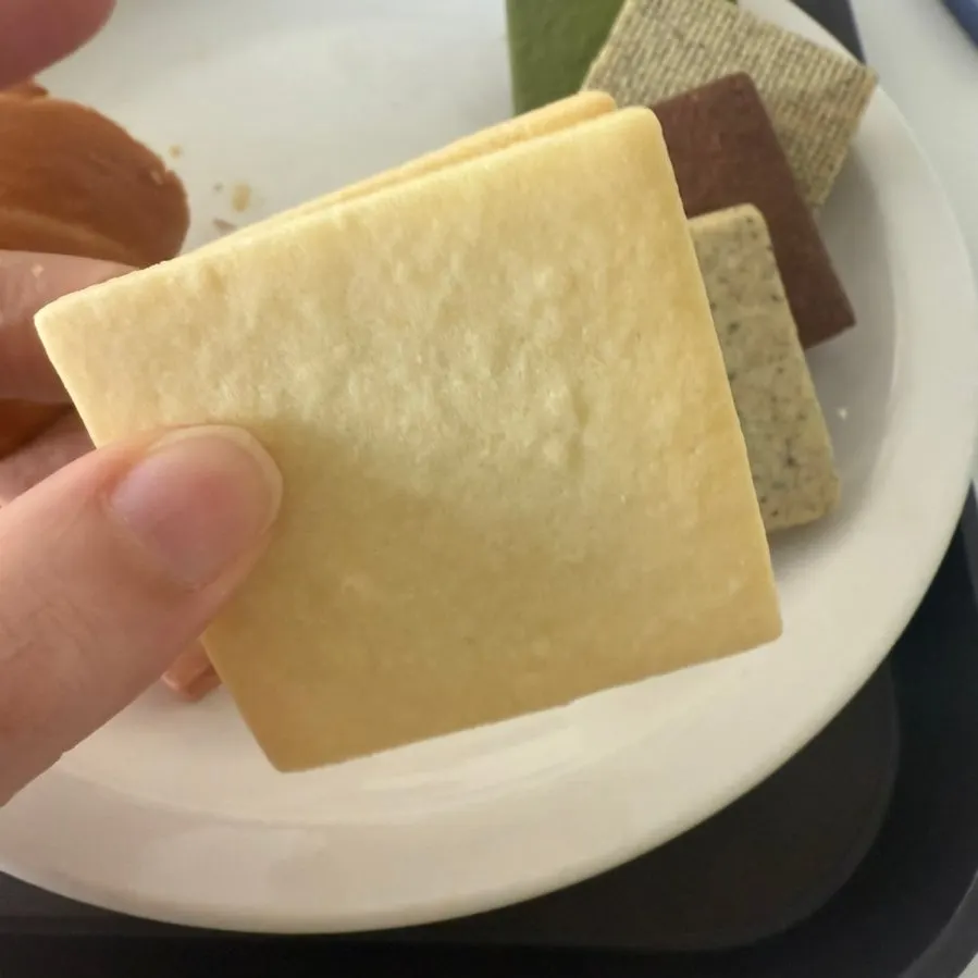 한 입 베어 문 황치즈 샌드쿠키